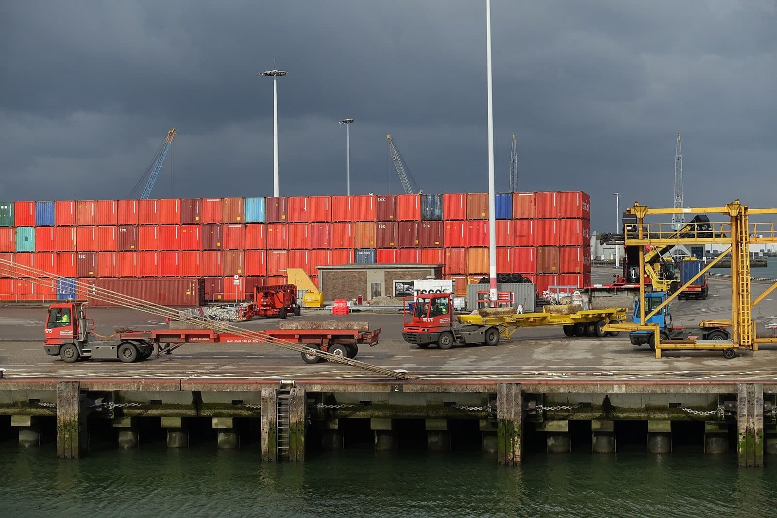 Conteneurs empilés sur un terminal portuaire