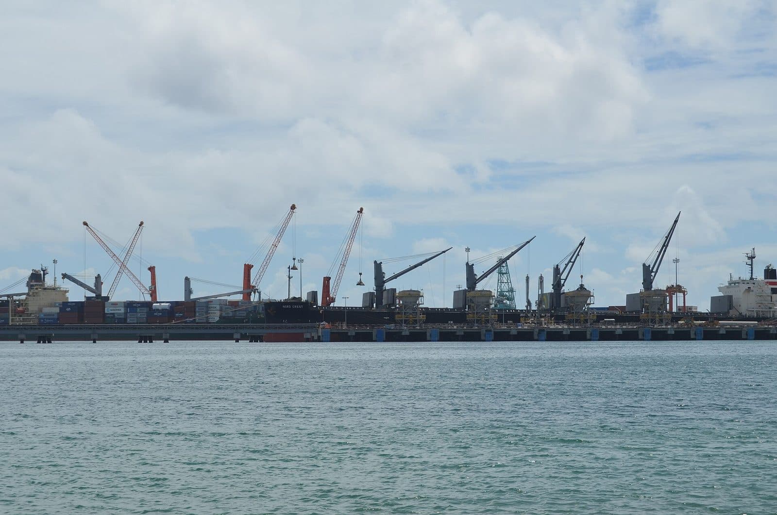 Les quais et grues du port de Toamasina